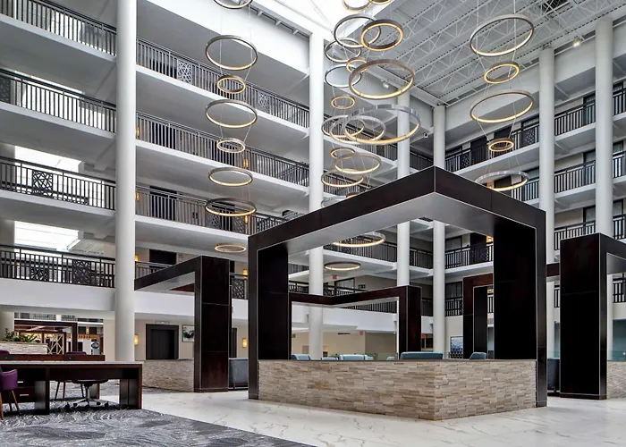 Hotel near College: Embassy Suites Syracuse